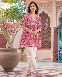 Top de mujer con estampado digital de alta demanda de diseño moderno informal disponible a precio al por mayor desde India - Product Image 5