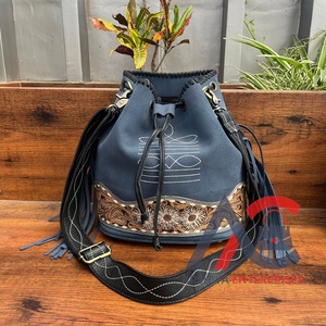 Sacs seau à bandoulière en cuir suédé d'excellente qualité en gros pour femmes, sacs à main à franges en cuir de vachette occidental - Product Image 1