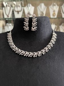 Conjunto de joyas de diseño para mujeres y niñas con collar de piedras de alta calidad con pendientes para fiestas fusión étnica y contemporánea - Product Image 5