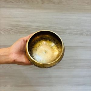 Cuenco tradicional de metal de bronce con temática Budista para terapia de sonido y curación de chakras - Product Image 4