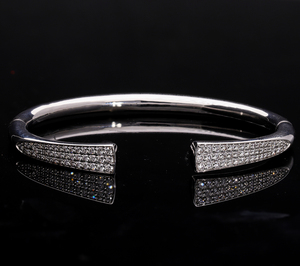 Bracelet manchette élégant en or jaune 14 carats plaqué rhodium, symétrique, moderne et sophistiqué, avec diamants naturels pavés - Product Image 2