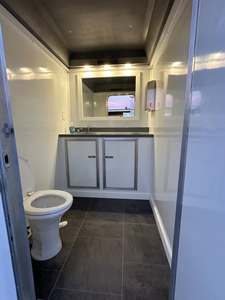 Toilettes mobiles VIP Cargo à 3 postes + LIVRAISON GRATUITE POUR TOUTES LES PERSONNES - Product Image 3
