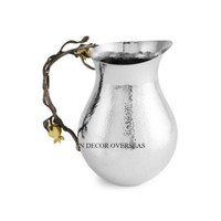 Pichet à vin et à bière en verre transparent à l'aspect élégant avec des fleurs en métal plaqué or Poignées de designer Fournitures pour hôtels et restaurants