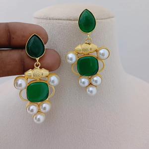 Juego de pendientes colgantes de perlas Ruby Royale chapados en oro, fusión moderna, diseño único, latón pesado, diseño personalizado - Product Image 1