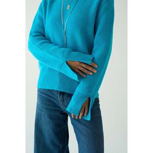 เสื้อสเวตเตอร์ถักแขนผ่าสีน้ำเงิน - Product Image 4