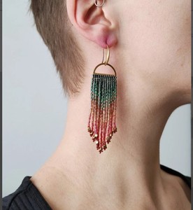 Boucles d'oreilles à franges ombrées faites à la main de haute qualité "Odoti" en vert et rouge - Product Image 2