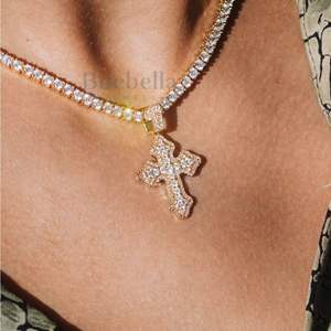 Collar con colgante de microcruz de diamante de moissanita en forma de T para mujer, plata 925 y chapado en oro de 18 quilates, abalorio de racimo helado de Hip Hop - Product Image 2