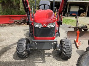 Mini tractor de ruedas Massey Ferguson GC1705 23HP pesado de alta calidad con cargador frontal e implementos de calidad premium entrega rápida - Product Image 5