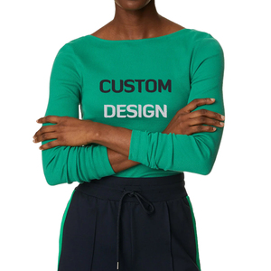 T-shirt décontracté pour femmes, conçu pour des mouvements relaxés, avec un design élégant et un look inspiré de la mode moderne - Product Image 1