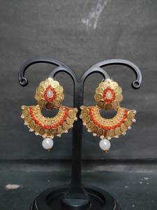 Boucles d'oreilles indiennes serties de boucles d'oreilles Jhumka plaquées or 22CT bijoux pour femmes portées par les exportateurs indiens - Product Image 2