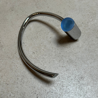 Porte-serviettes mural Aura Ring en acier chromé poli avec détails en verre bleu clair, design italien, élégant et fonctionnel