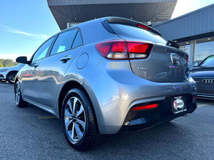 Nettoyer et utilisé 2023 Kia Rio5 S Wagon FWD avec roues en acier Sièges en cuir Système de navigation Sièges chauffants Toit ouvrant à démarrage à distance - Product Image 3