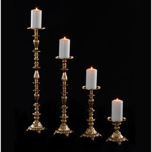 Lot de 2 bougeoirs pilier en métal design pour la maison et la décoration de table de Noël Piliers de bougies plaqués argent - Product Image 5