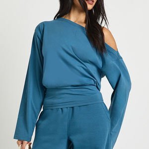 Conjunto deportivo para mujer con diseño elegante de hombros descubiertos y detalle de cintura fruncida / Pantalones de pierna recta relajados para un ajuste cómodo y sin esfuerzo - Product Image 2