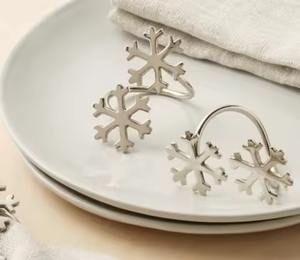 Ensemble élégant d'anneaux de serviette flocon de neige en argent pour une décoration de table d'hiver élégante, parfaite pour la fête de Noël et les repas de fête - Product Image 4