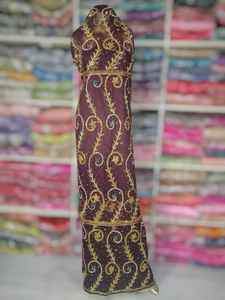 La tradición atemporal: Exclusivo wrapper negro nigeriano George con elaborado trabajo de pedrería, espejos intrincados y un patrón delicado. - Product Image 2