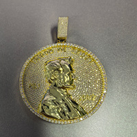 Kalung Medali Vintage Iced Out dengan Liontin Kuningan CZ Berpotret Timbul Grosir untuk Koleksi Streetwear dan Hip Hop