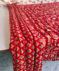 Manta Dohar Jaipuri Reversible con Estampado Floral Rojo, Hecha a Mano con Algodón - Product Image 2