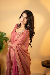 Traje de lujo Chinnon Anarkali con trabajo hecho a mano y Dupatta floral para recepción y fiestas de estilo Bollywood Sangeet - Product Image 4