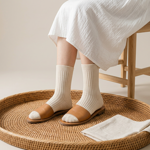 Chaussettes côtelées pour femmes pour un usage quotidien avec une adhérence antidérapante et un ajustement confortable - Product Image 1