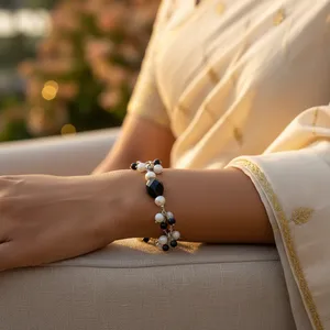 Bracelet de charme avec perles d'eau douce et onyx pour femmes - plaqué or 18 carats - Product Image 1