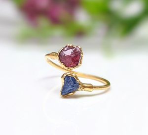 Bagues galvanisées en grenat rouge brut naturel et tanzanite Bagues ouvertes originales en plaqué or avec pierres brutes Bague minimaliste pour bijoux - Product Image 6