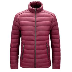Chaqueta acolchada de invierno ligera personalizada para hombre, piel de oveja, cuello levantado, logotipo frontal, relleno de poliéster, impermeable, transpirable para - Product Image 1
