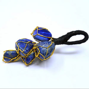 Adorno colgante de lapislázuli dorado con mascota tallada estilo Feng Shui con cable de cristal para decoración de puertas y hogares - Product Image 1