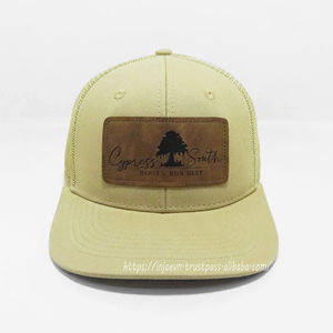 Ropa de diario clásica y elegante para adultos, gorra de camionero de malla amarilla estructurada con logotipo de parche de cuero ajustable, hecha en proveedor de Vietnam - Product Image 1