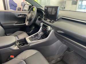 Prêt à être expédié – Toyota RAV4 Hybride XSE AWD 2025, toutes options, titre propre, occasion - Product Image 2