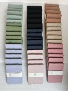 Paquetes de hojas de papel hechas a mano de trapo de algodón con bordes deckle con sobres a juego en 150 GSM disponibles en tamaño 5x7 pulgadas - Product Image 4