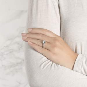 Anillo de compromiso de moissanita corte princesa de tres piedras - Product Image 1