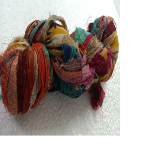 Cintas de seda Sari de gasa impresas a medida hechas de saris de seda antiguos disponibles en madeja de 100 gramos ideal para entusiastas de la artesanía - Product Image 1