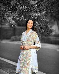 Haut et pantalon en georgette à impression numérique de style traditionnel pour femmes avec tenue de fête Dupatta pour des occasions spéciales - Product Image 3