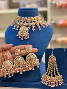 Conjunto de Collar Tayani Kundan Kashmiri con Maang Tikka y Pasa, Acabado Premium de Alta Calidad, Ideal para Bodas y Celebraciones Festivas - Product Image 4