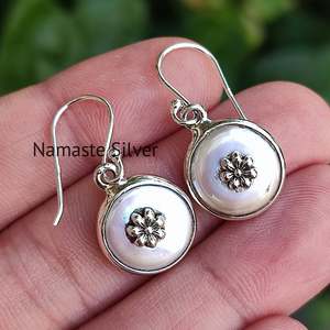 Pendientes Colgantes de Plata de Ley 925 con Perlas de Agua Dulce en Forma de Moneda, Diseño Floral Hecho a Mano, Pendientes Florales Modernos con Perlas de Moneda y Plata - Product Image 3