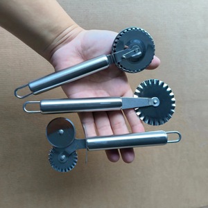 Tagliapizza PT05 in Acciaio con Doppia Ruota, Coltello per Decorazione e Lavorazione dell'Impasto Multifunzione - Product Image 4