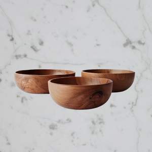 Venta al por mayor de cuencos de madera clásicos hechos a mano de Indonesia, aptos para lavavajillas desechables ecológicos en 3 tamaños - Product Image 1