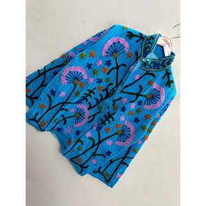 Chaqueta de Algodón con Bordado Suzani 'Prado Turquesa' - Azul Cielo con Detalles en Rosa Pálido e Indigo - Product Image 3