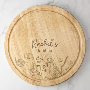 Planche à découper ronde en bois brun avec poignées métalliques, design élégant, décoration, ustensiles de cuisine élégants - Product Image 3