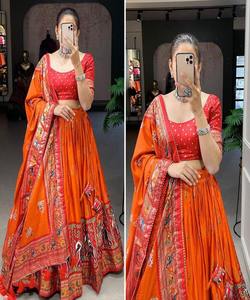 Ensemble Lehenga Choli d'inspiration vintage: charme nostalgique avec une torsion moderne Gherdaar Lehenga Choli: Silhouettes uniques - Product Image 6