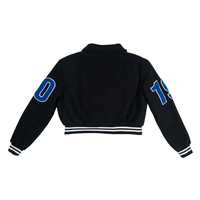 Veste universitaire noire pour femme, en laine matelassée respirante et à séchage rapide, avec doublure en coton premium et broderie grecque universitaire.