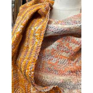 Écharpe en soie Kantha élégante pour l'automne, en jersey de coton respirant et doux, avec motif floral dessiné à la main, hijab - Product Image 3