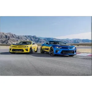 Impression sur toile Fida : Duo de Camaro jaune et bleu sur piste montagneuse - Product Image 6