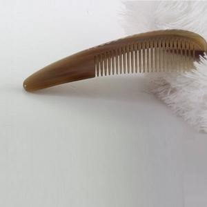 Peigne léger en corne anti-frisottis pour des cheveux lisses et brillants doux pour la peau-Design animal élégant - Product Image 2