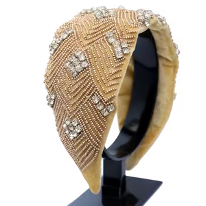 Bandeau exquis en perles de rocaille avec des perles multicolores, conçu pour les femmes qui apprécient les accessoires de cheveux haut de gamme et le style unique - Product Image 5