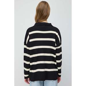 Suéter Casual a Rayas con Detalle de Lazos Cruzados en la Parte Delantera, 100% Acrílico - Product Image 5