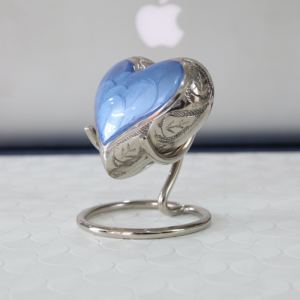 Mini urna de corazón de recuerdo de latón para cenizas funerarias humanas Urnas de crematorio de corazón de diseño clásico con soporte de exhibición - Product Image 5