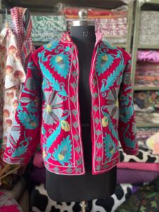 Chaquetas Suzani bordadas hechas a medida con bordado de lana multicolor Ideal para reventa por diseñadores de moda - Product Image 2