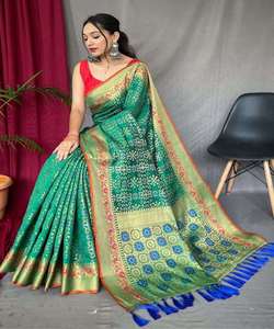 Saree en soie Banarasi noir avec broderie indienne pour la fête de mariée porter des femmes EthnicGarment Made in India - Product Image 1